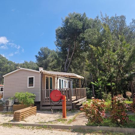 Camping Aux Portes De Cassis โรกฟอร์ต-ลา-เบดูล ภายนอก รูปภาพ