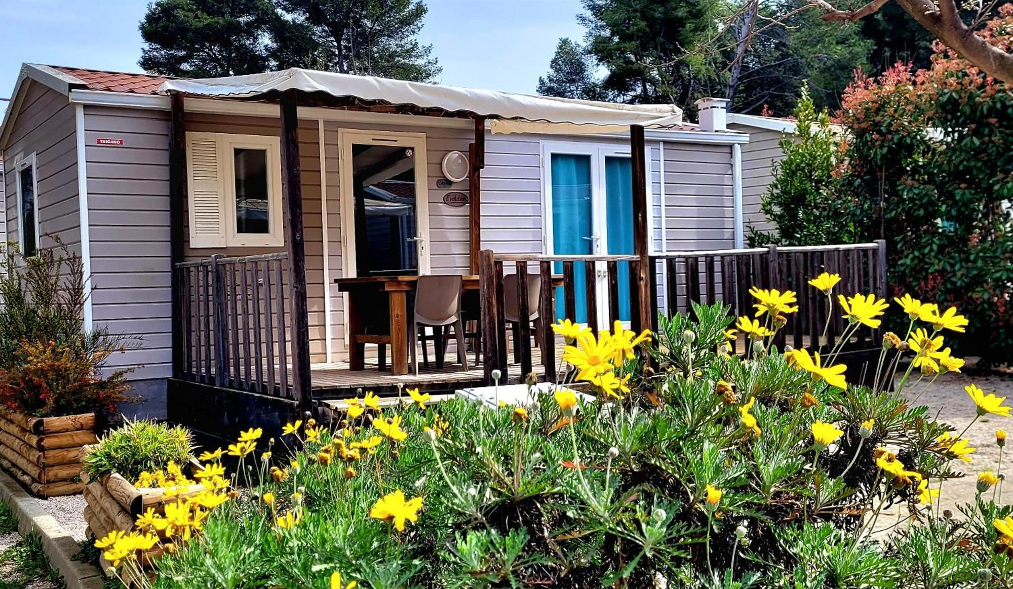 Camping Aux Portes De Cassis โรกฟอร์ต-ลา-เบดูล ภายนอก รูปภาพ